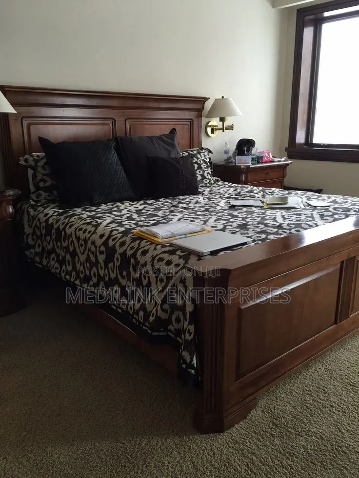Shapiro Mahogany Crafted Walnut Chocolate Bed 6*6