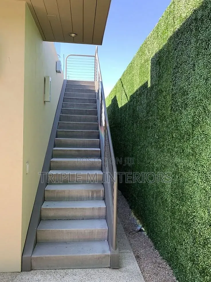 Bring Life to Dull Walls With Lush Hedge Screening