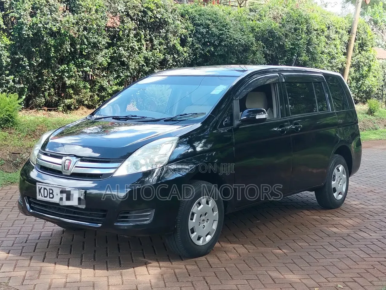 Toyota ISIS 2013 Black