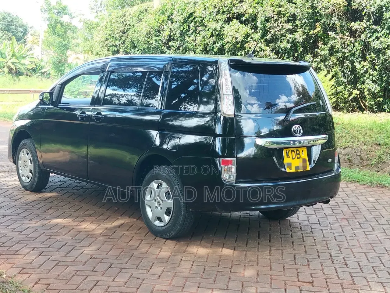 Toyota ISIS 2013 Black