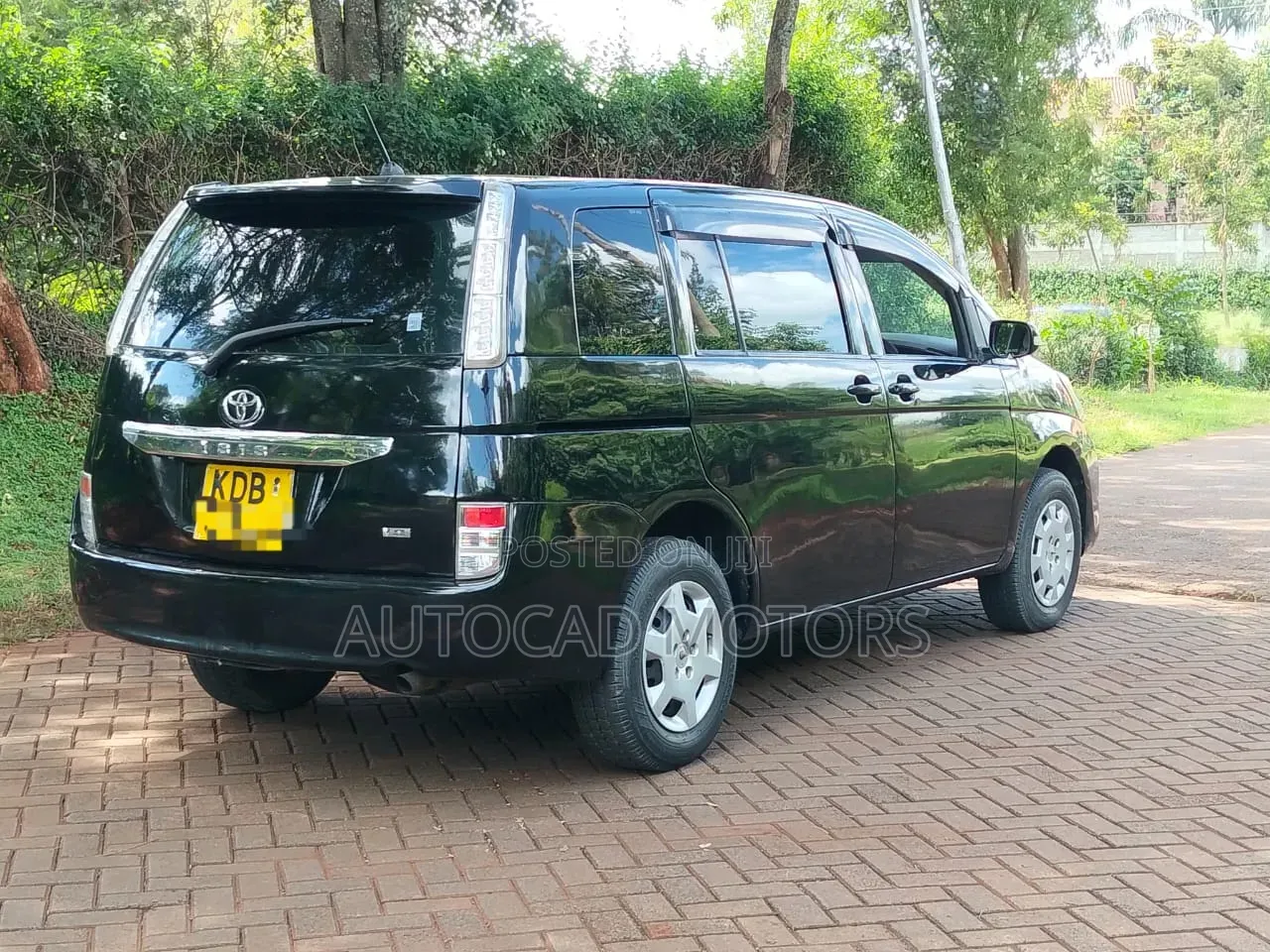 Toyota ISIS 2013 Black