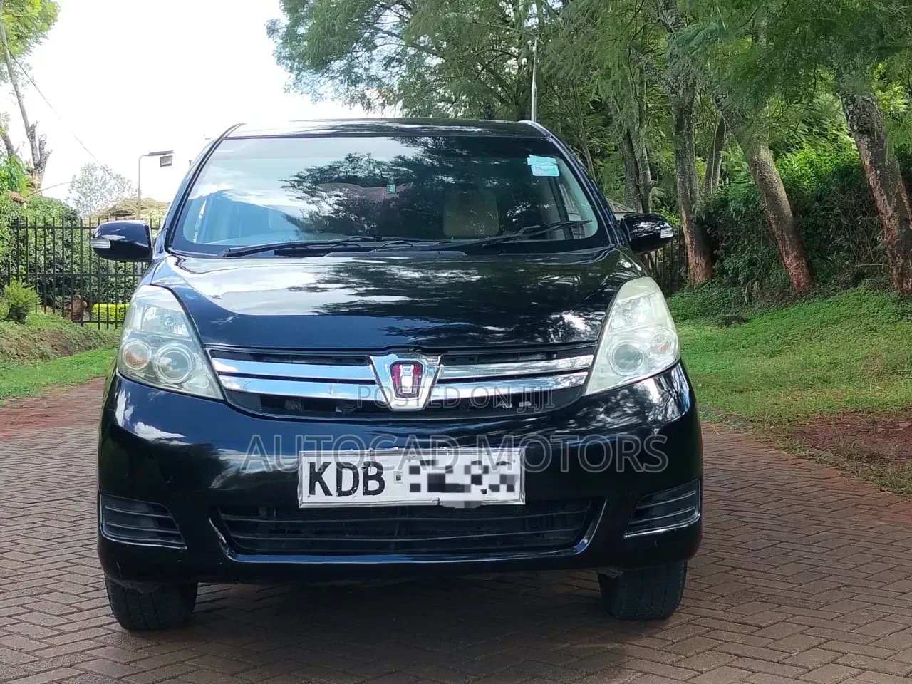 Toyota ISIS 2013 Black