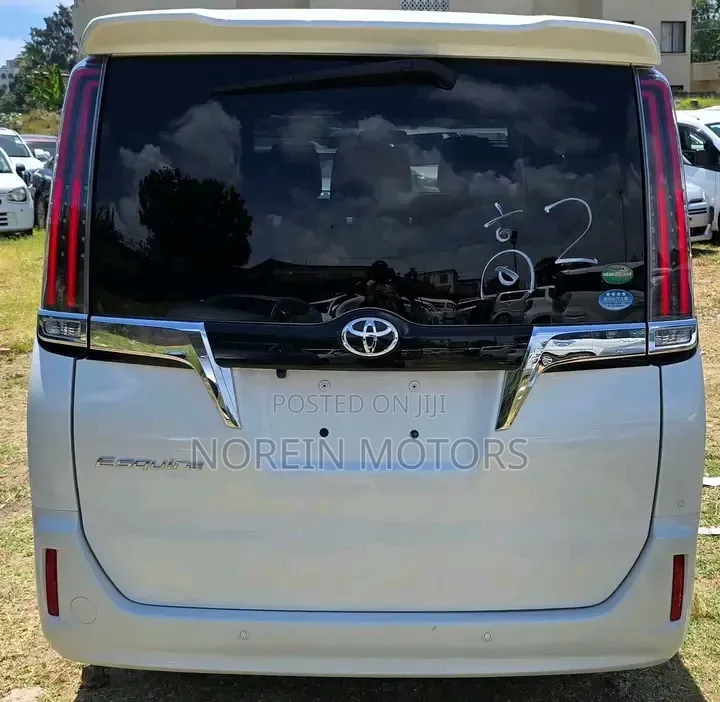 Toyota Esquire 2.0 AWD (7 seater) 2019 Off white