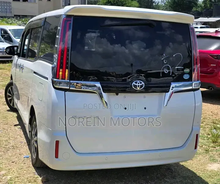 Toyota Esquire 2.0 AWD (7 seater) 2019 Off white