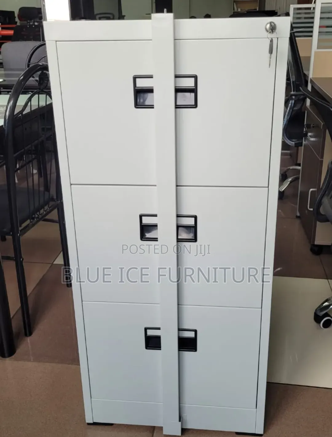 4-Drawer Lockable Cabinet With Lockbar