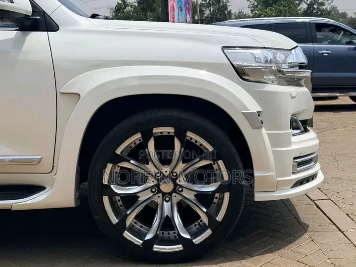 Toyota Land Cruiser 2019 White