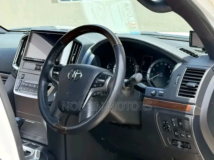 Toyota Land Cruiser 2019 White