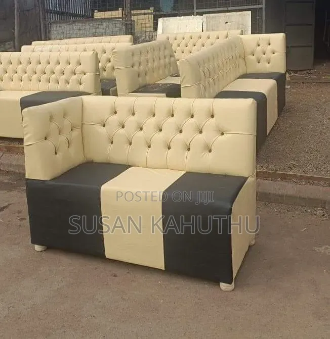 Adorning Arm and Buttoned Lounge Couch