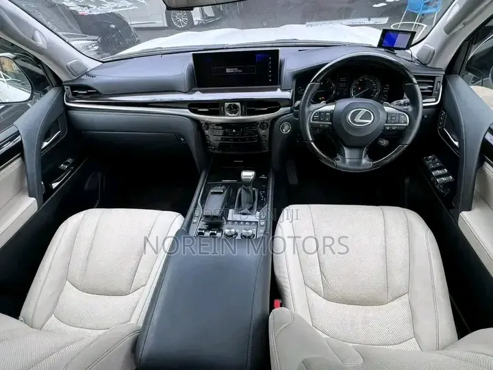 Lexus LX 570 AWD 2019 White