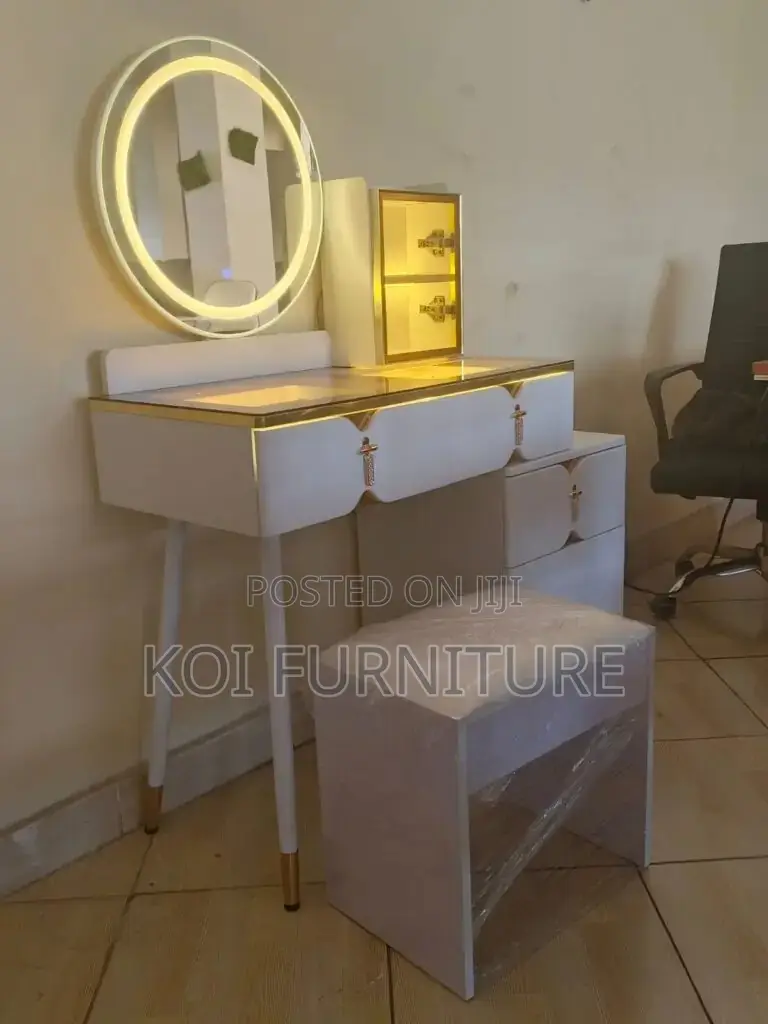 Dressers; Elegant Functional Dressing Vanity With Fixed Mirror