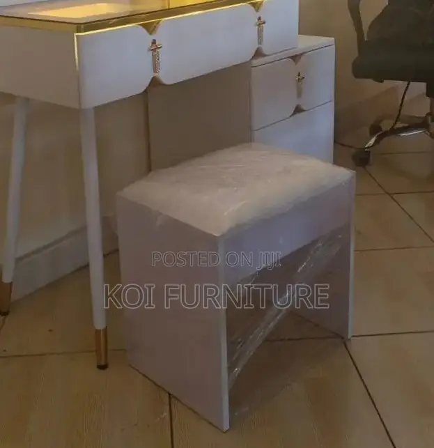 Dressers; Elegant Functional Dressing Vanity With Fixed Mirror