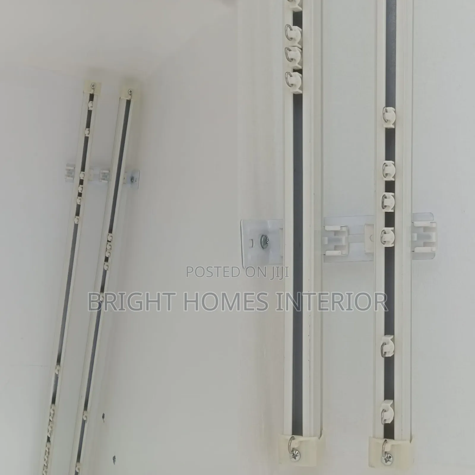 Single Rails Mounted With Double Bracket