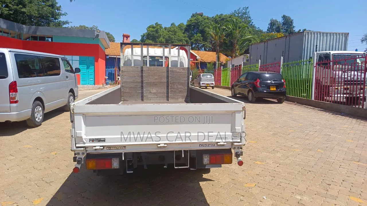 Selling Toyota Dyna Diesel 2016 White
