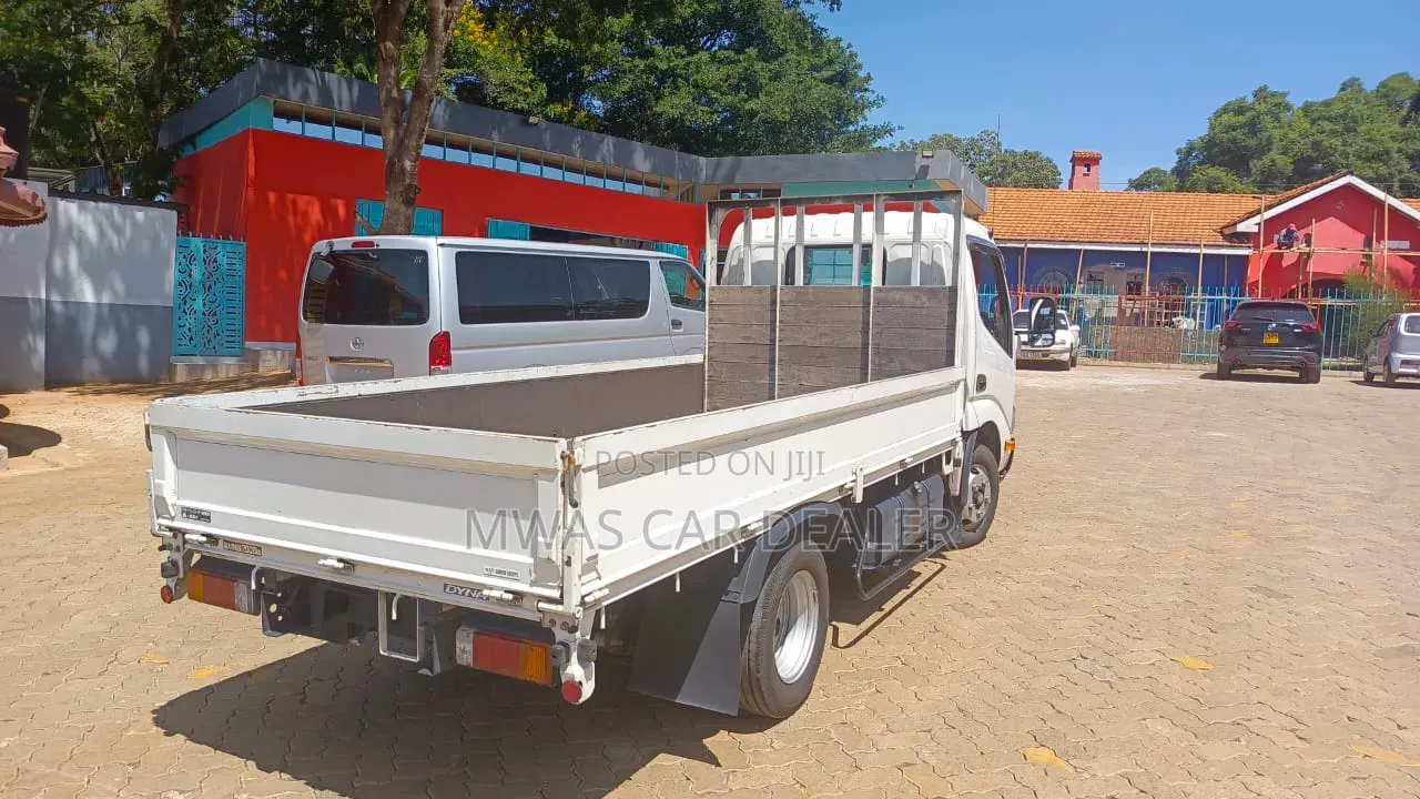Selling Toyota Dyna Diesel 2016 White
