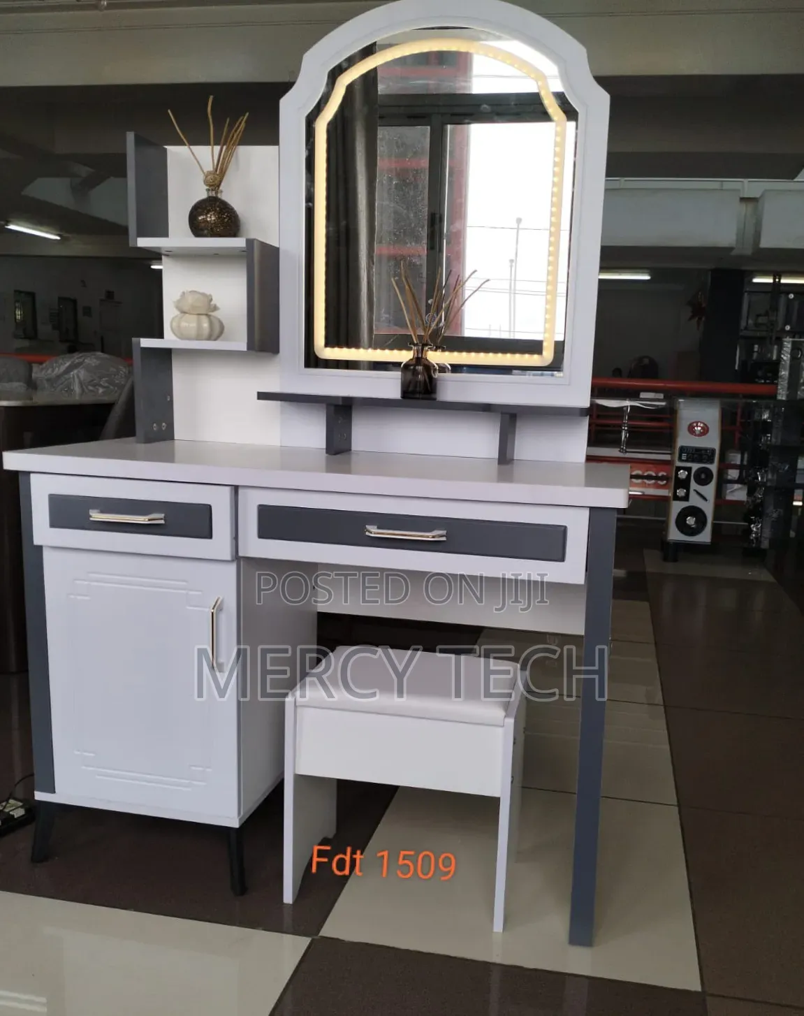 Executive Dressing Table With Sliding Mirror (Fdt1509)