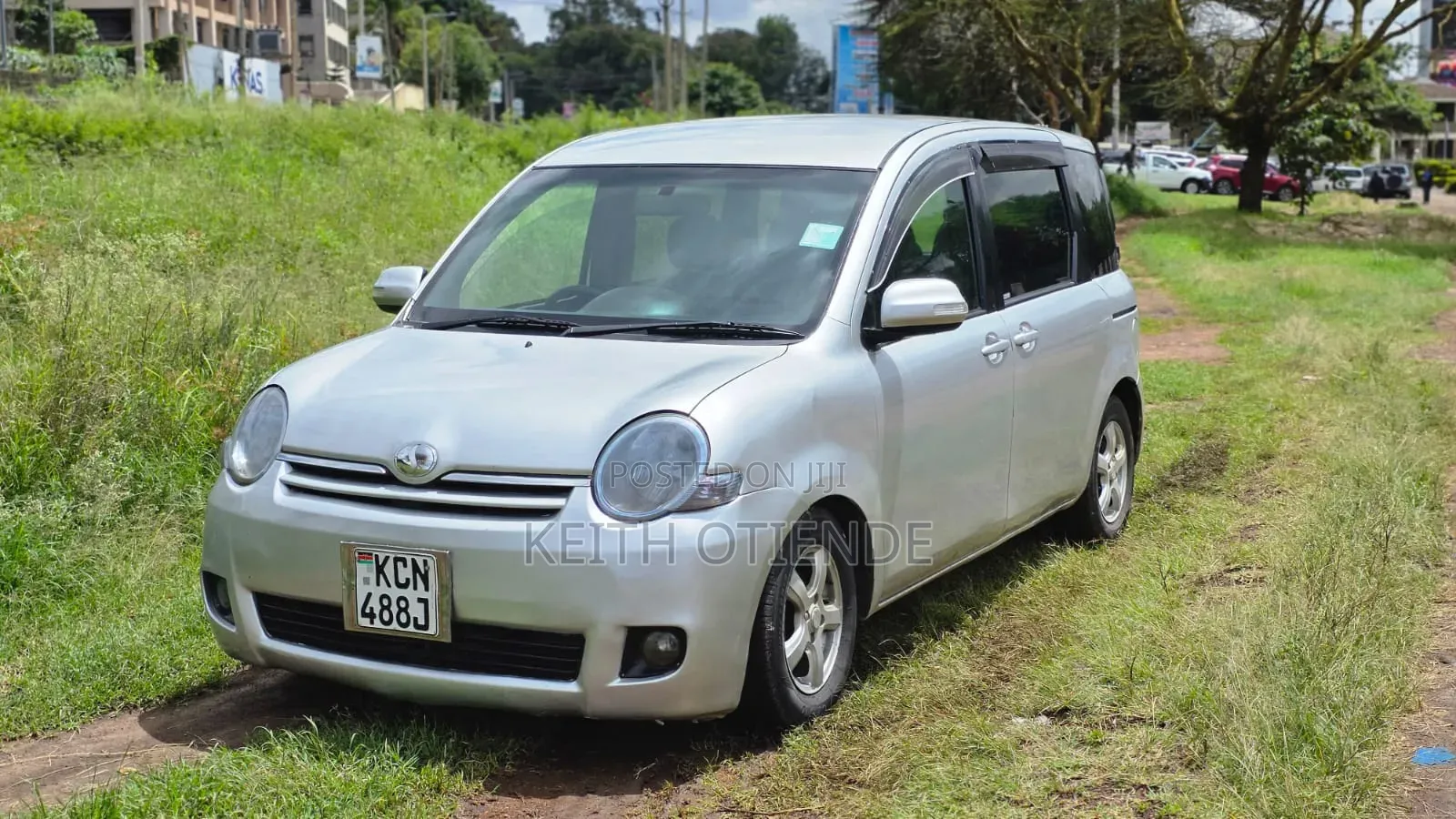 Toyota Sienta 1.5 FWD 2010 Silver