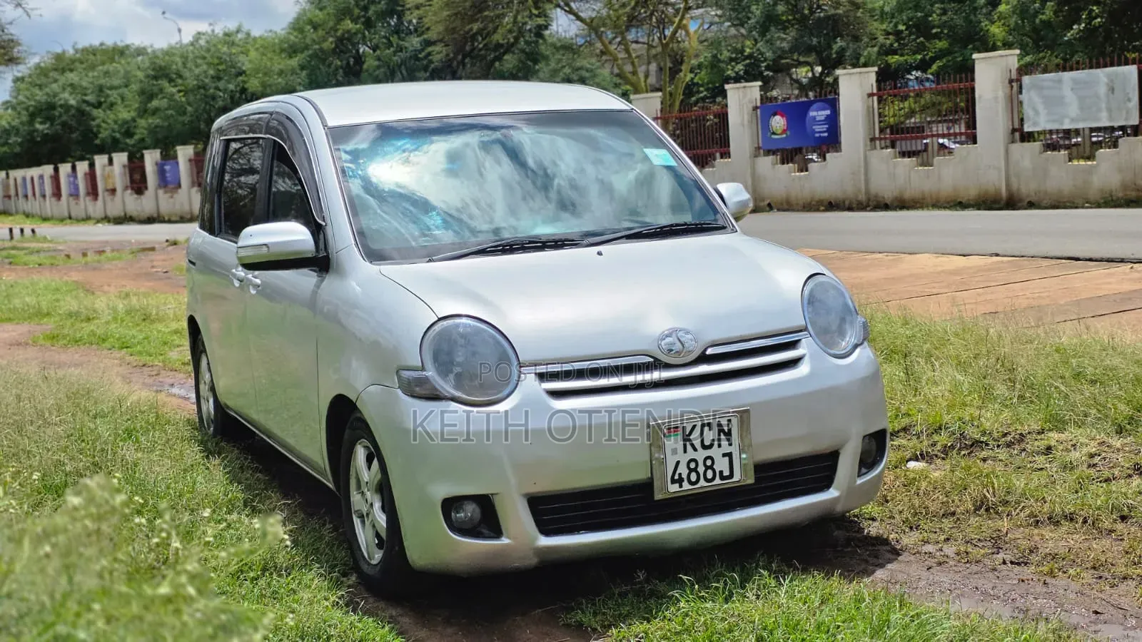 Toyota Sienta 1.5 FWD 2010 Silver