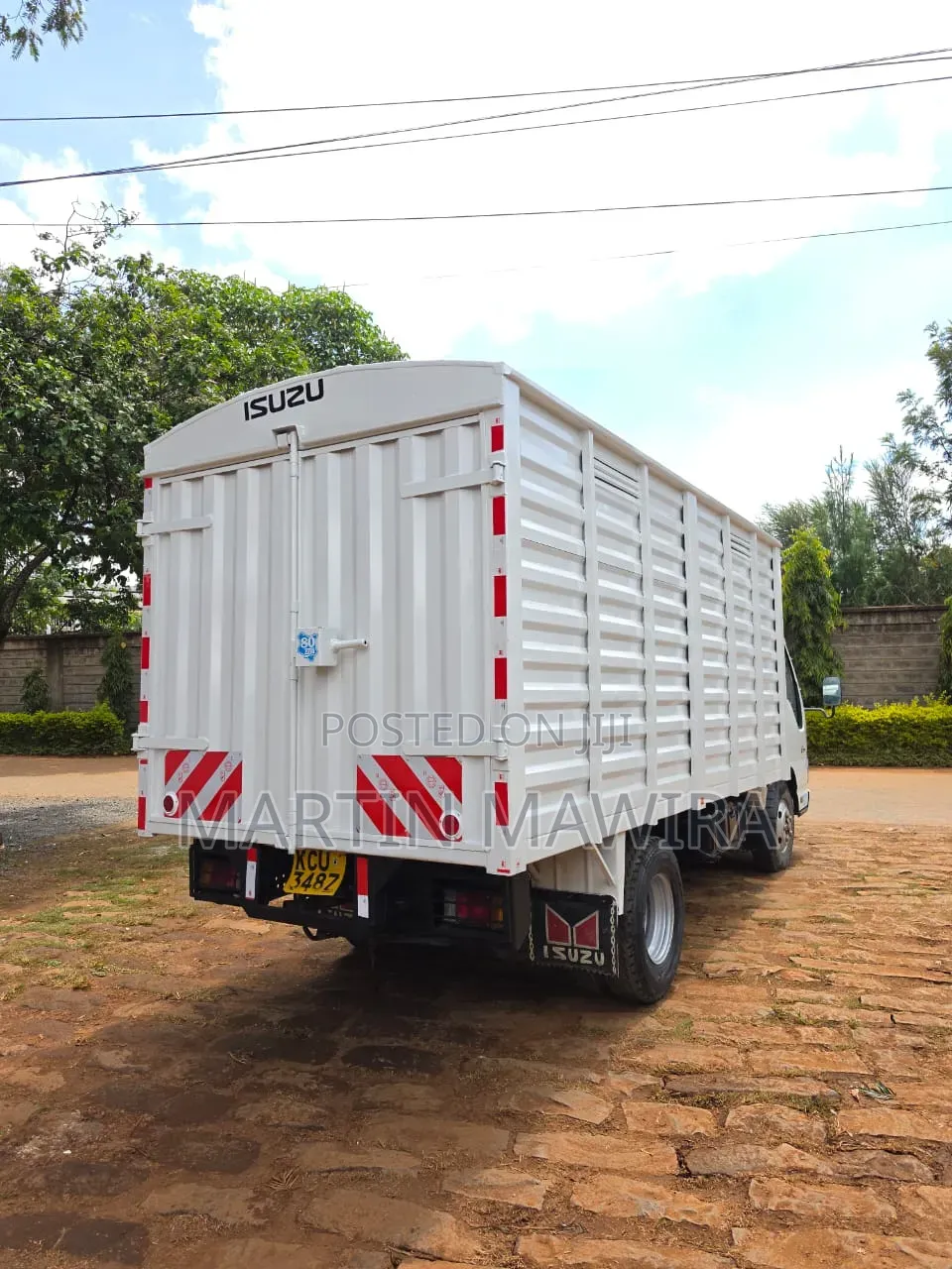 NKR Isuzu Closed