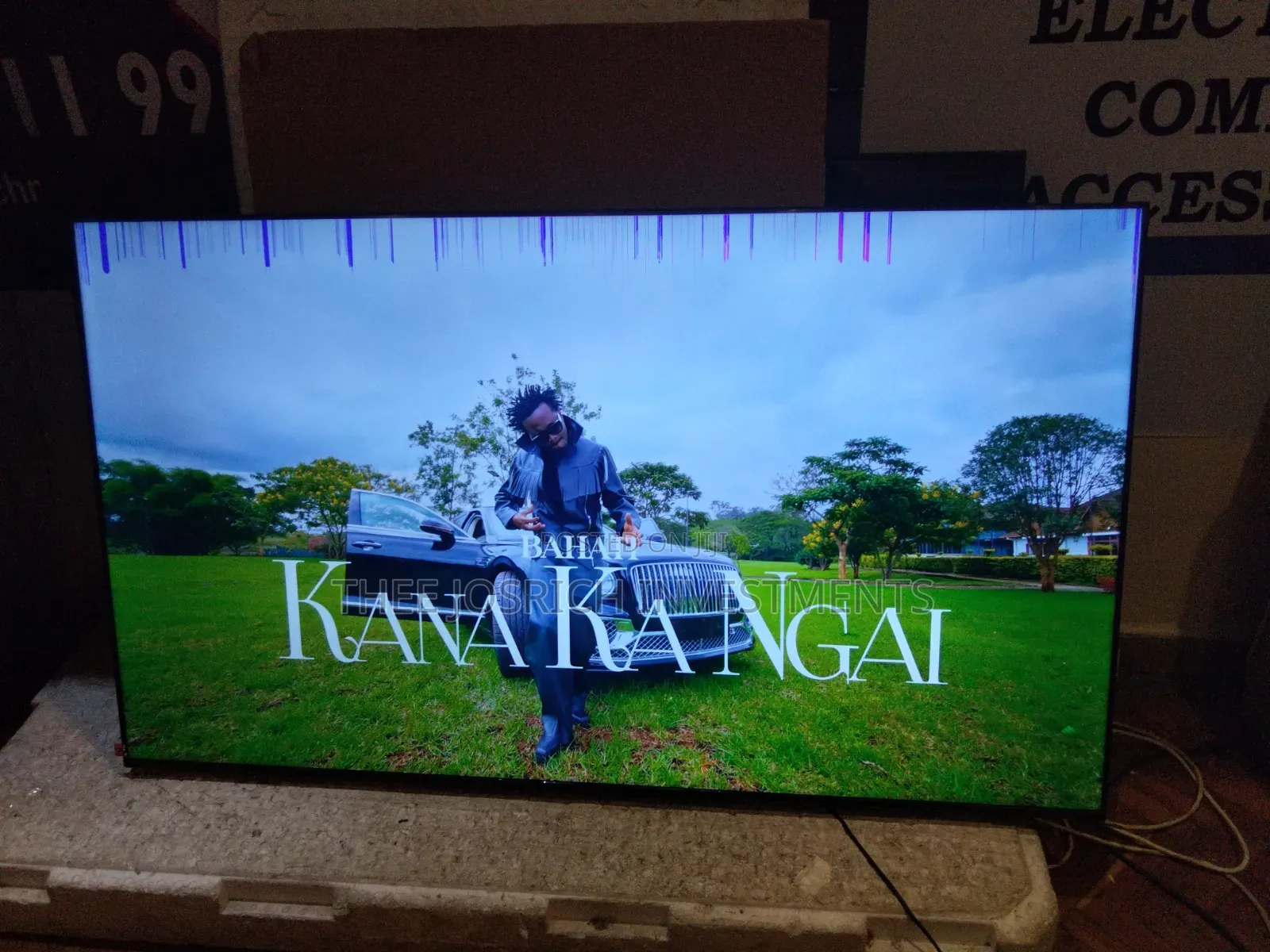 Samsung 65 Inch Smart Tv With Bt(Has Small Lines)