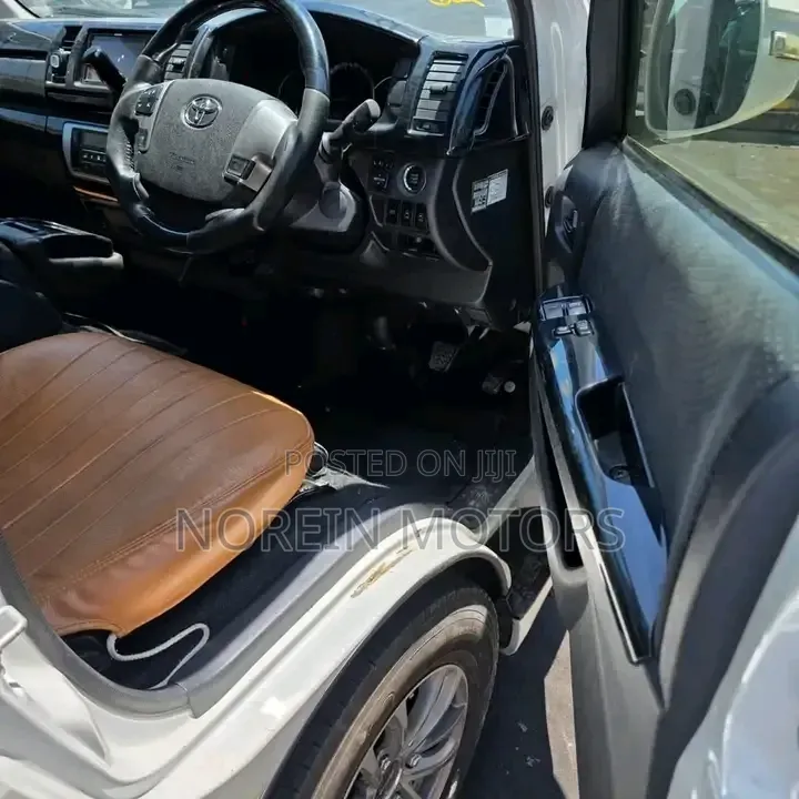 Toyota HiAce 2019 White