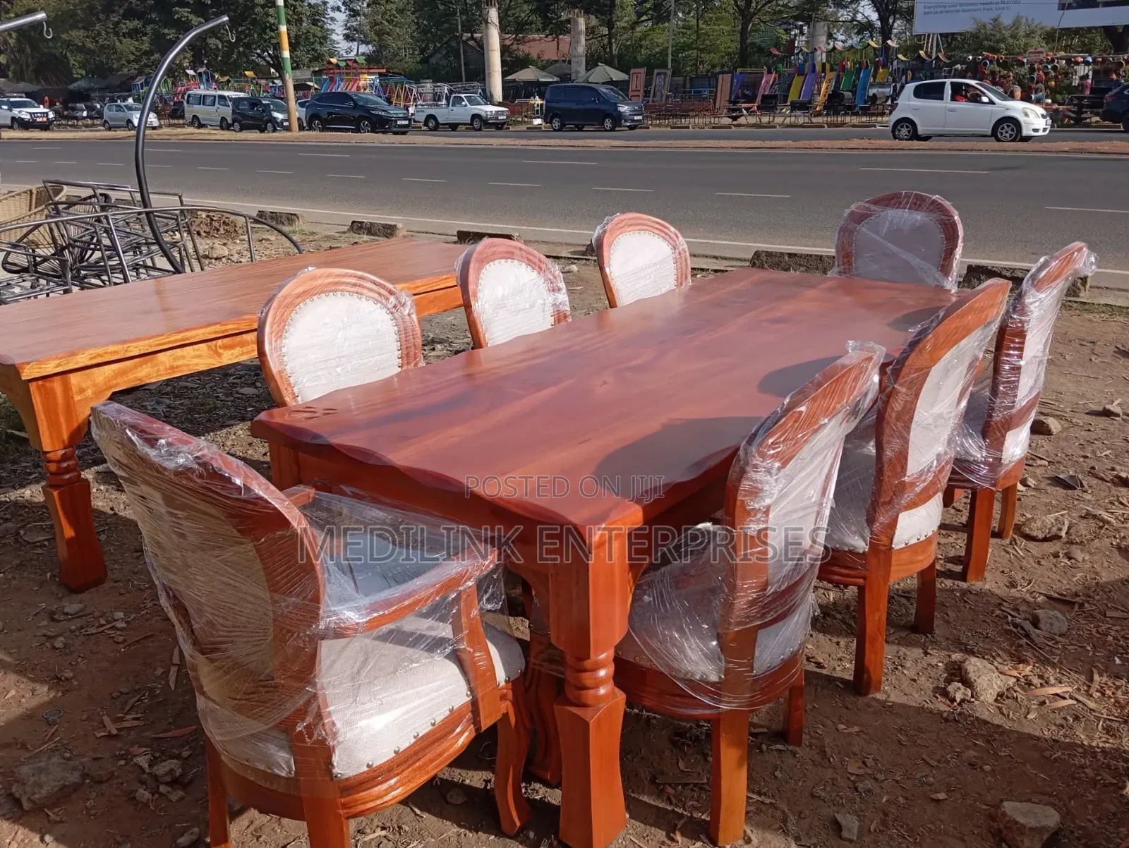 Extendable Design 8-Seater Mahogany Vanish Dinning Table Set