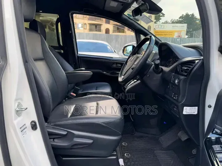 Toyota Esquire 2.0 FWD (8 seater) 2019 White