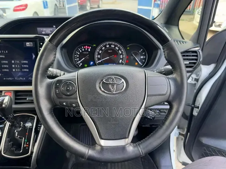 Toyota Esquire 2.0 FWD (8 seater) 2019 White