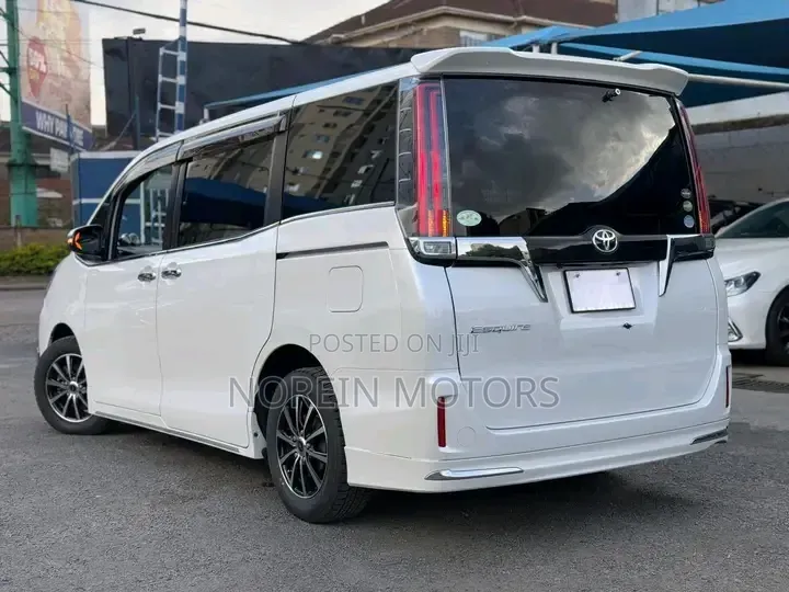 Toyota Esquire 2.0 FWD (8 seater) 2019 White