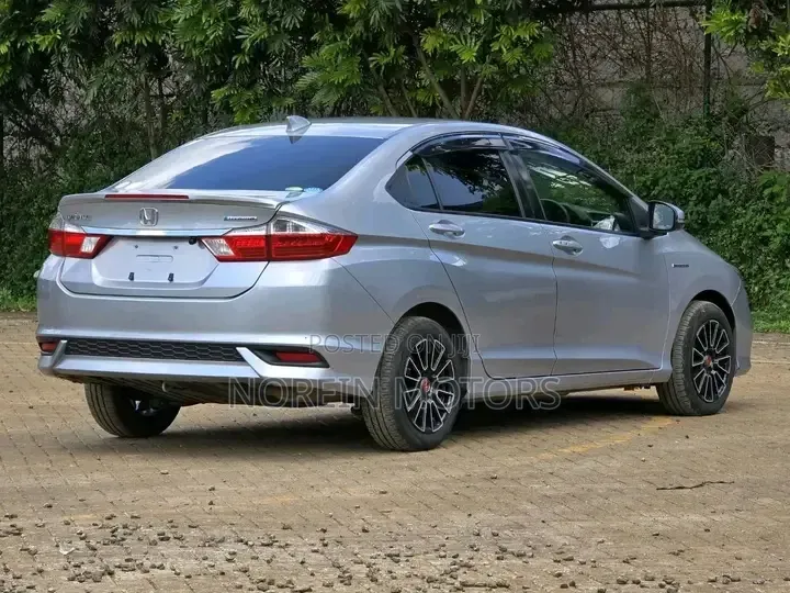 Honda Grace 2018 Silver