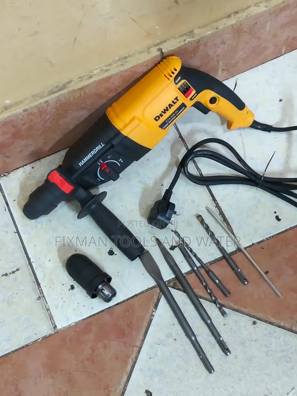 New Dewalt Rotary Hammer Drill 800 Watts 240 Volts 2 Chunk and 5 Bits