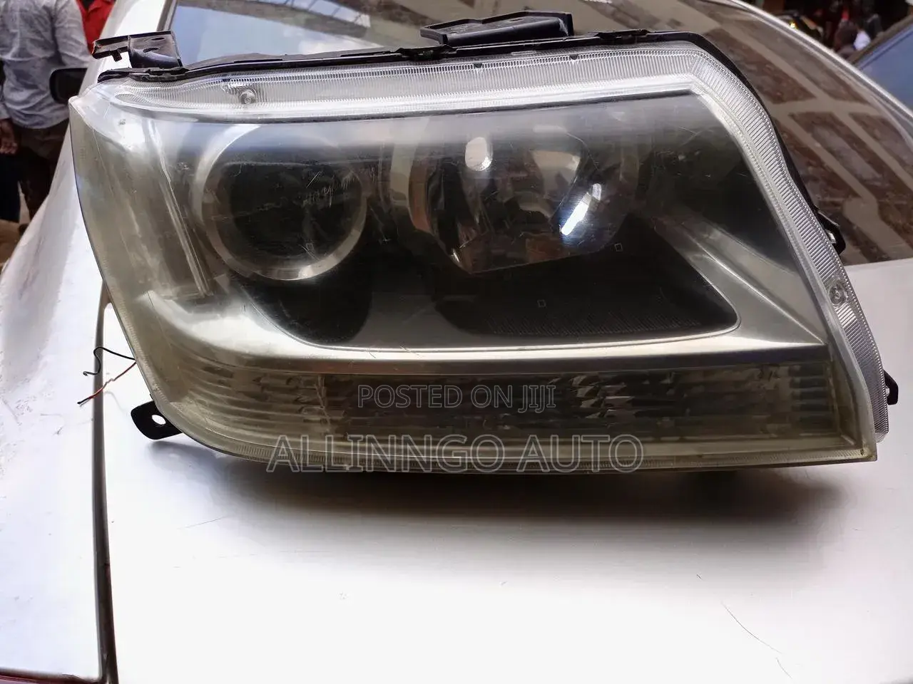 Suzuki Escudo Headlight