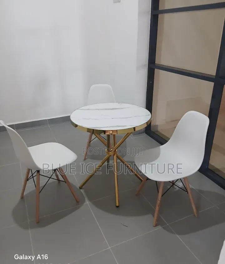 3 Seat Eames Chair With Round Coffee Table