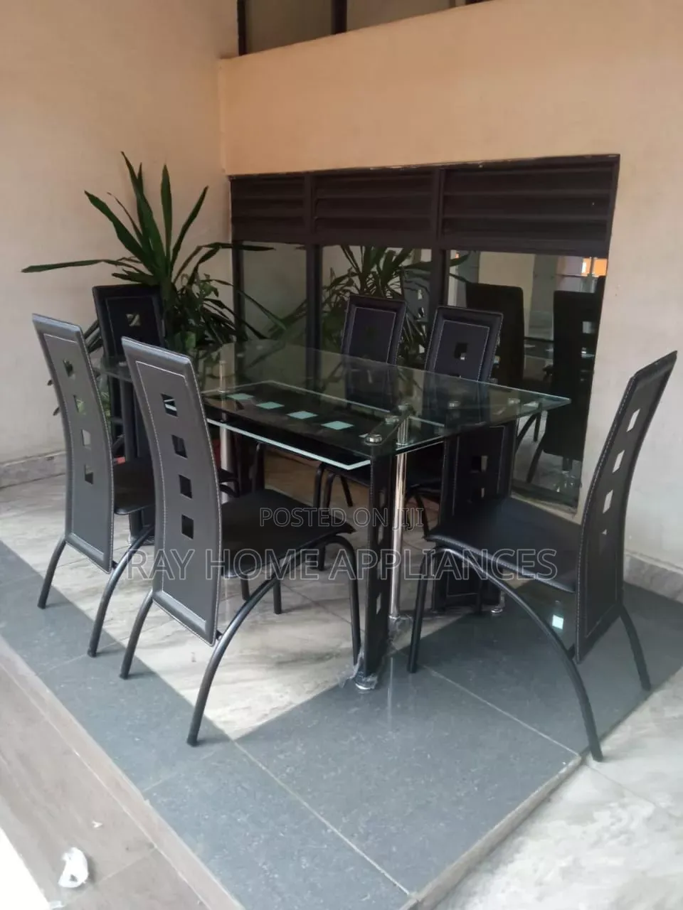 6 Sitter Glass Dinning Table With Leather Seat