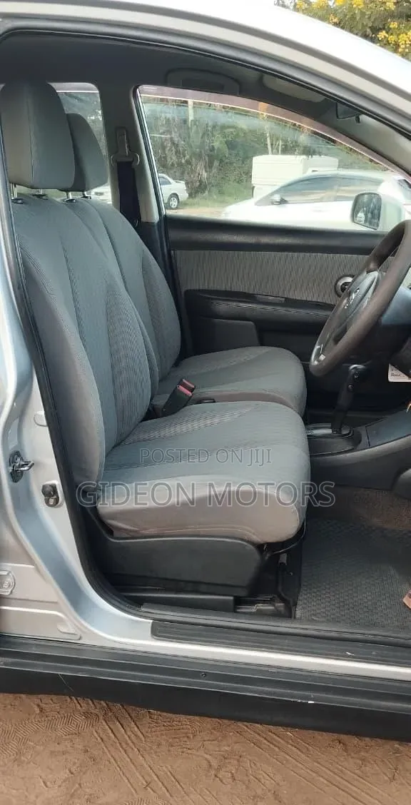 Nissan Tiida 2009 Silver
