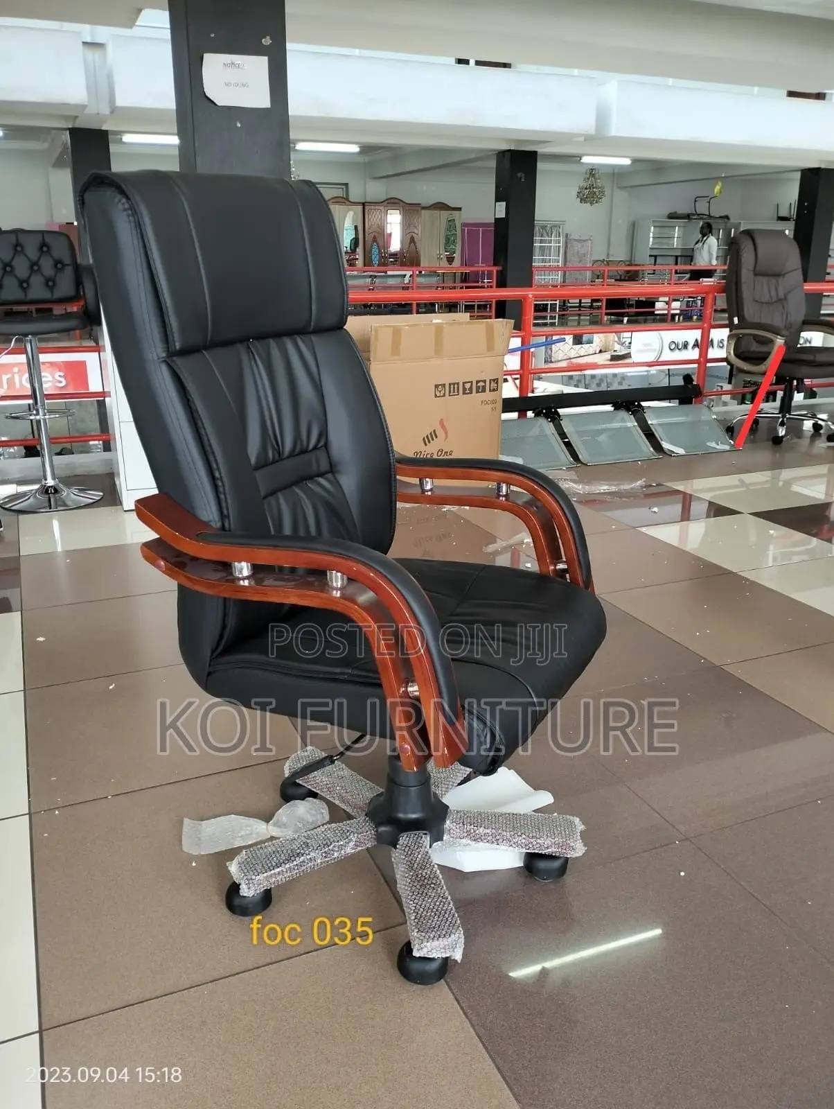 Office Chair : Black Faux Leather High-Back Executive Office Chair