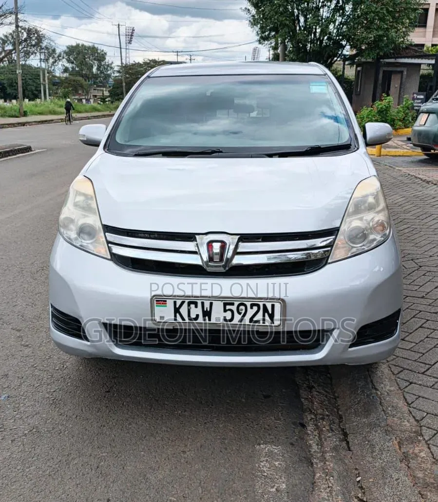 Toyota ISIS 2013 Silver