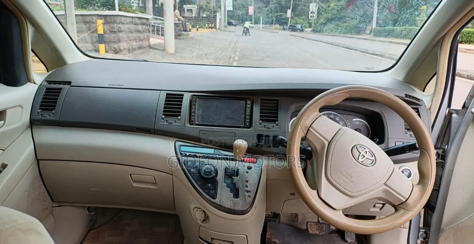 Toyota ISIS 2013 Silver