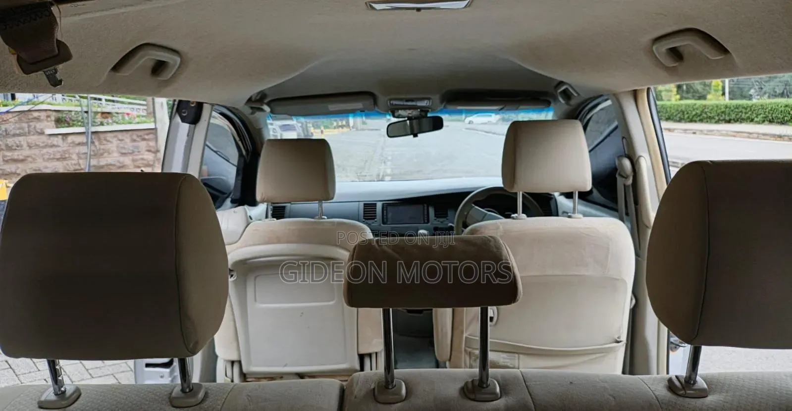Toyota ISIS 2013 Silver