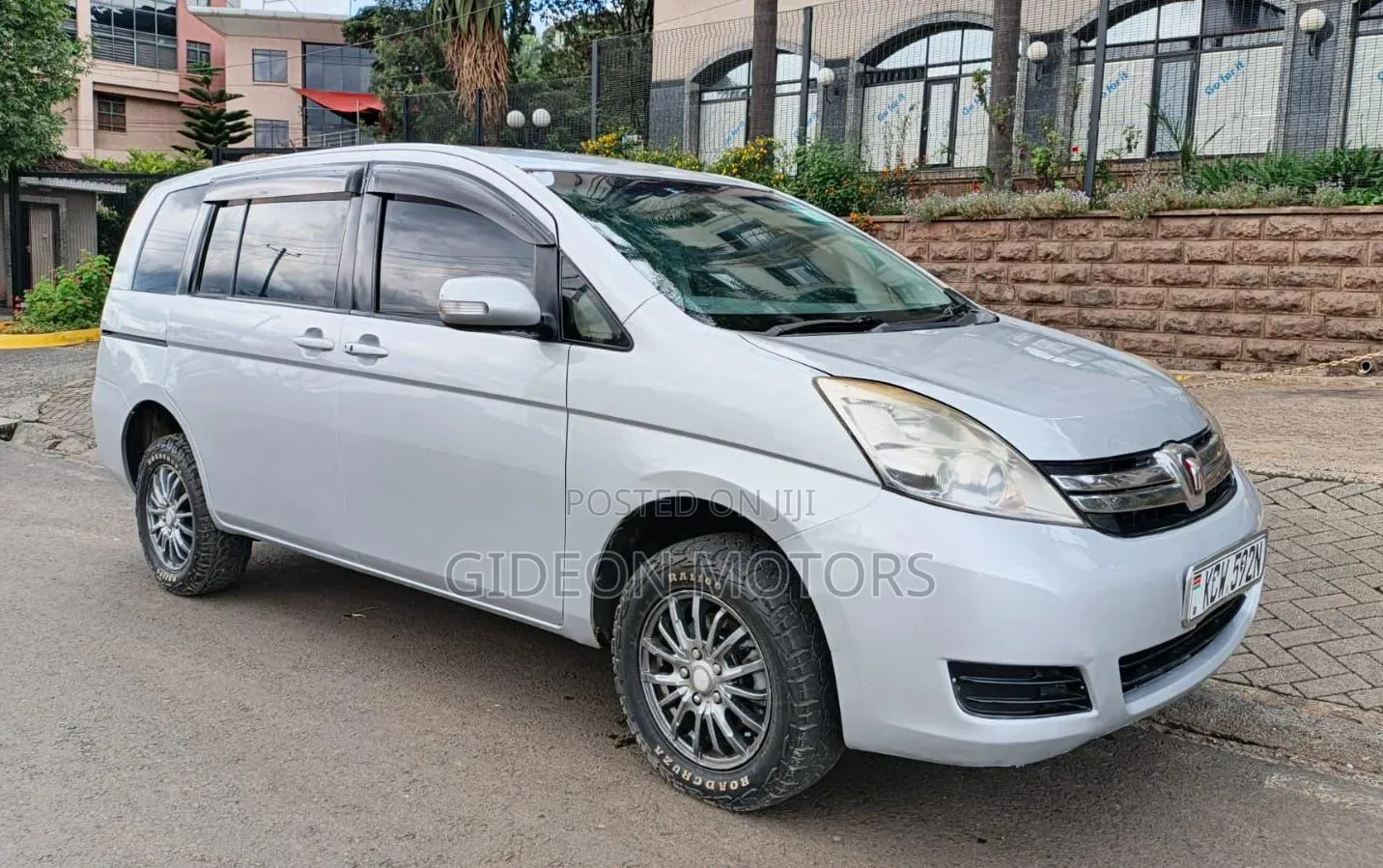 Toyota ISIS 2013 Silver