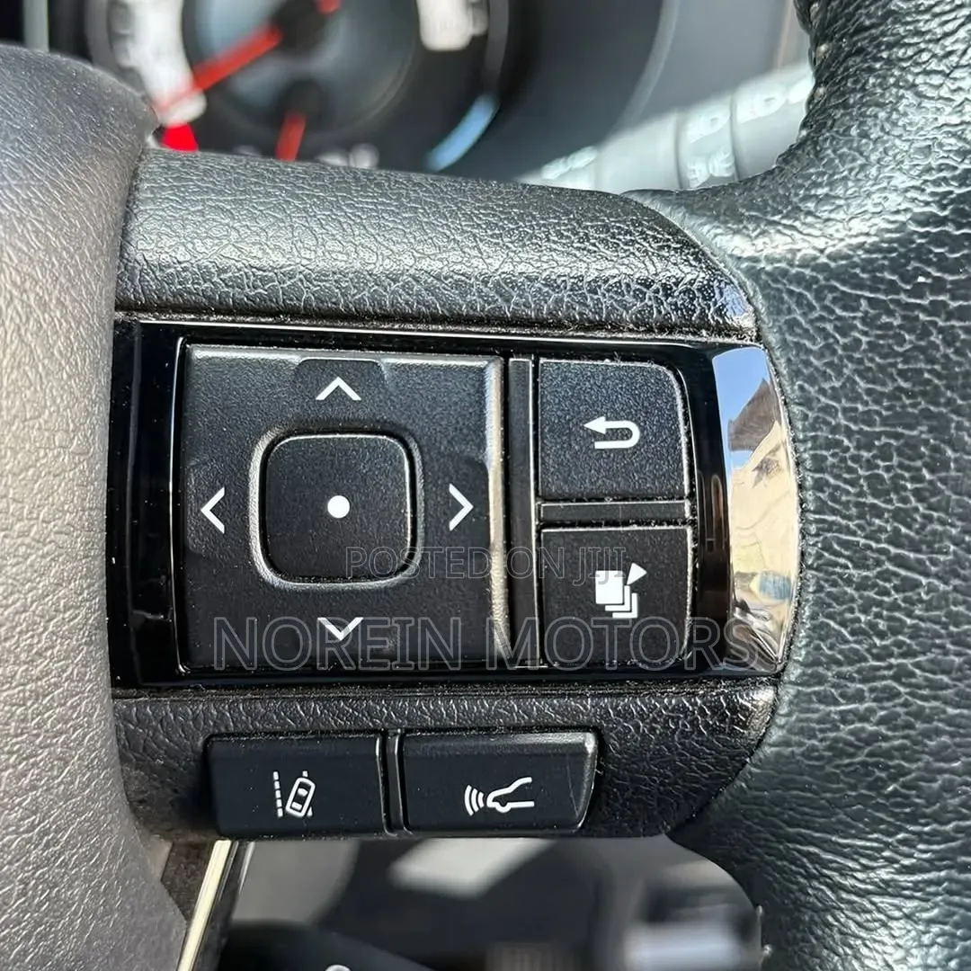 Toyota Hilux Revo Double Cab Petrol 2.7 AWD 2021 White
