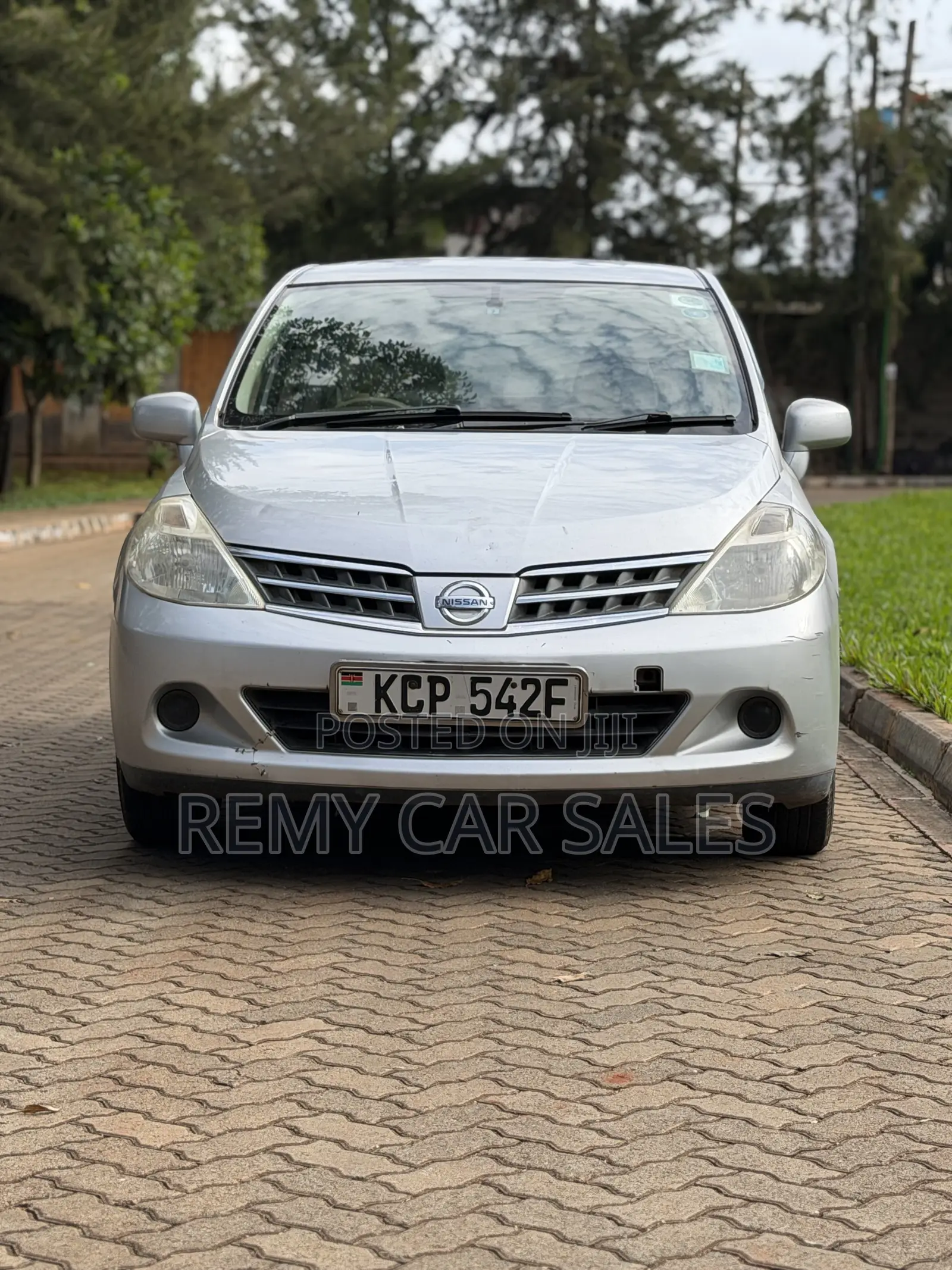 Nissan Tiida 2010 Silver