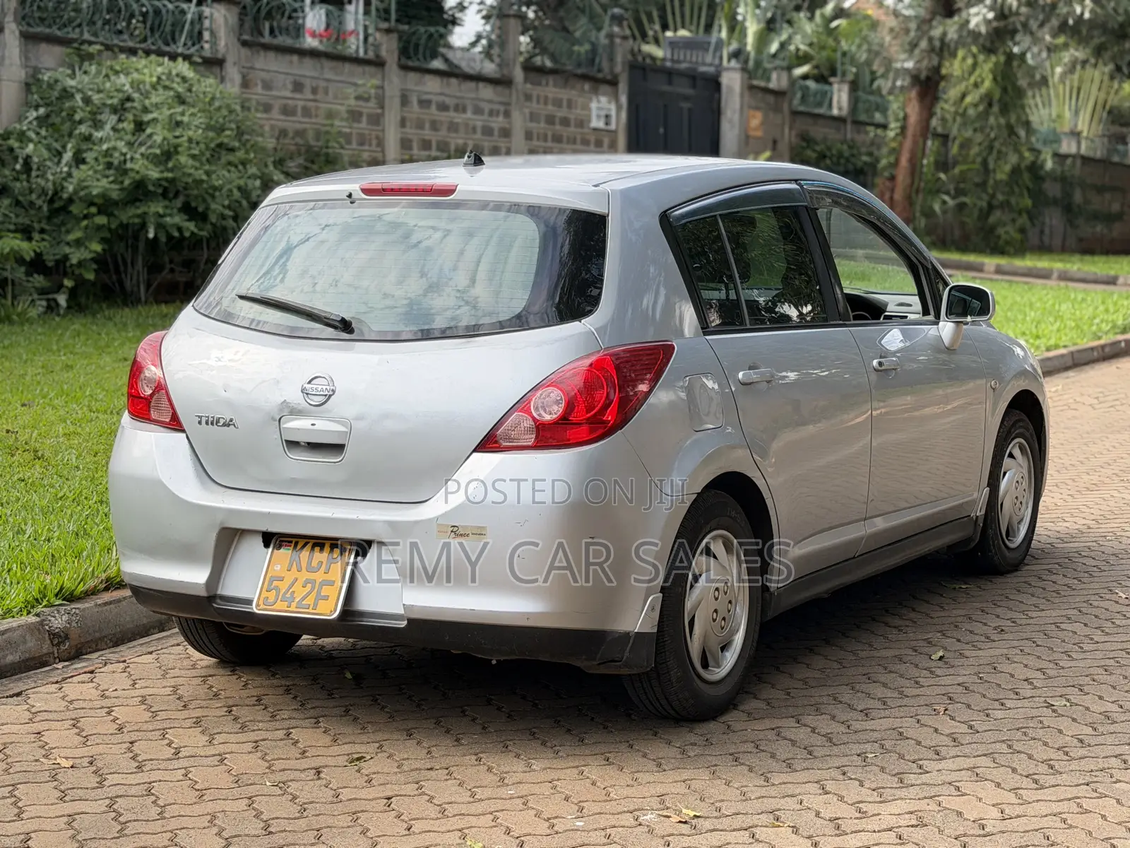 Nissan Tiida 2010 Silver