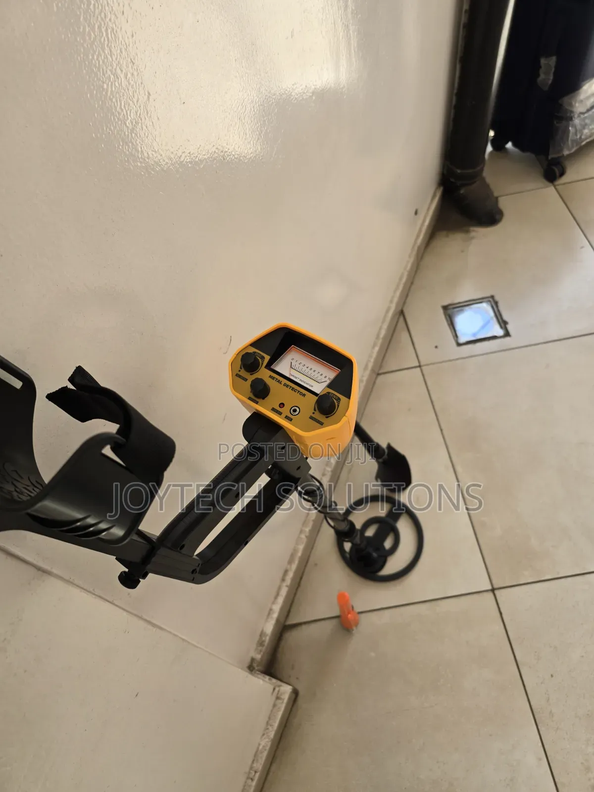 Ready To Use: Metal Detector With Adjustable Stem And Audio Alerts