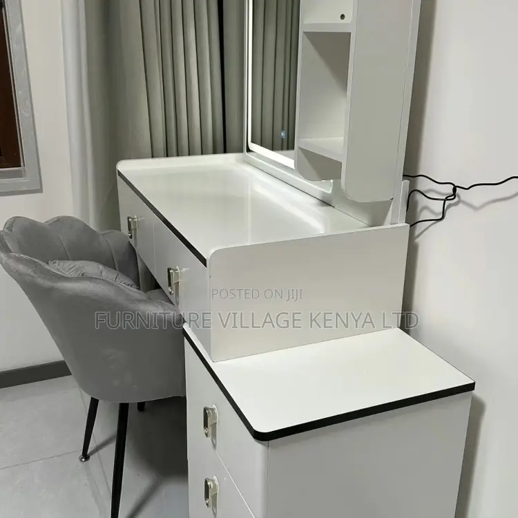 Vanity Dressing Desk With Lighted Mirror.