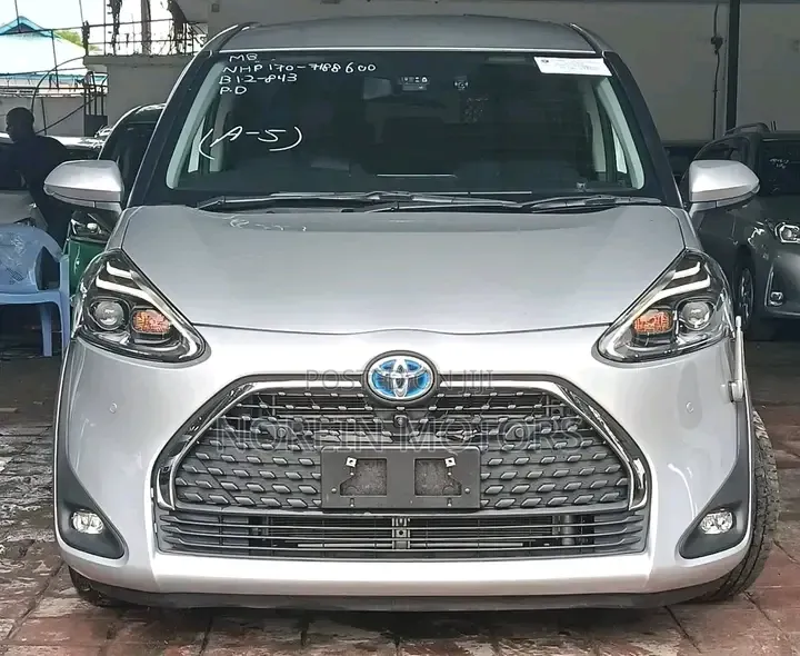Toyota Sienta 1.5 AWD (6-seater) 2018 Silver
