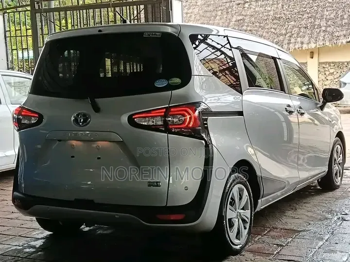 Toyota Sienta 1.5 AWD (6-seater) 2018 Silver