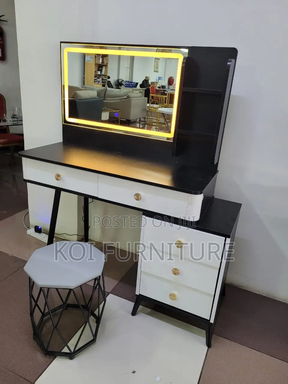 Vanity Set : Modern Black and White Vanity Set With Lighting
