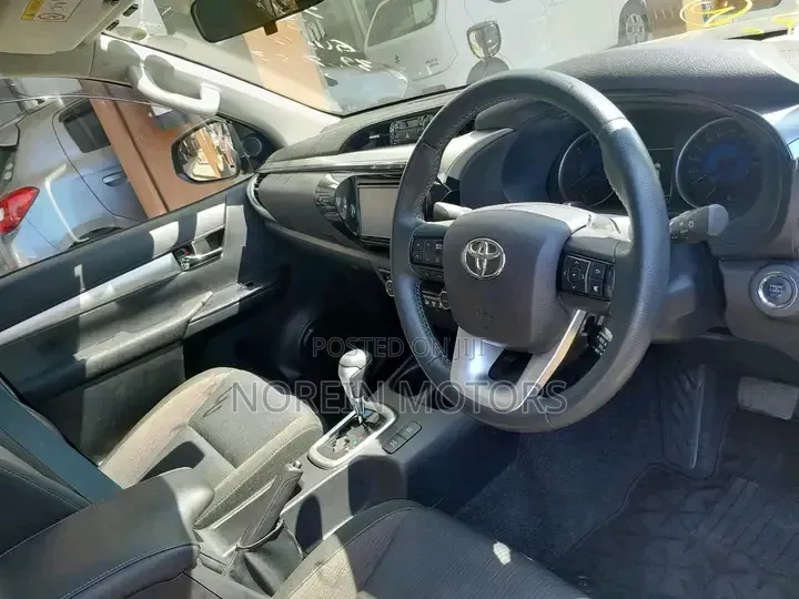 Toyota Hilux 2019 Silver