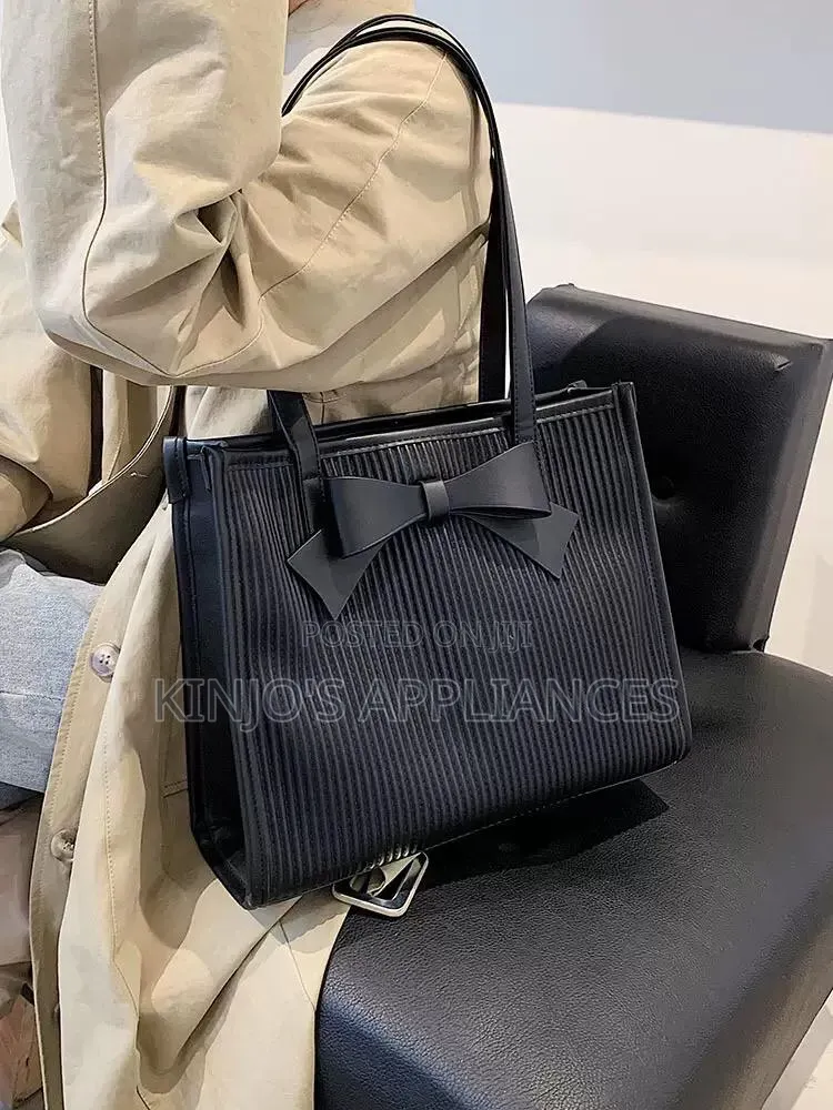 Bow Tote Bags