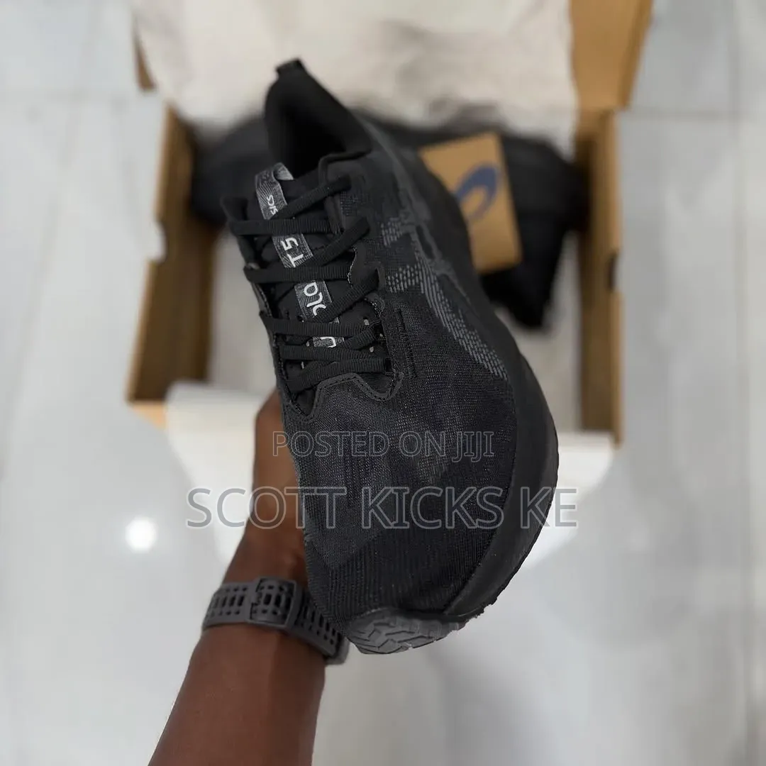 Asics Novablast 5 Triple Black